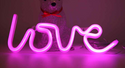 Neon licht nachtlamp LOVE.  Liefde lamp. Leuke cadeau voor dame of meisje. Neon roze lamp.