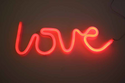 Neon licht nachtlamp LOVE. Liefde lamp. Neon rode lamp.