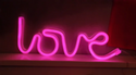 Neon licht nachtlamp LOVE.  Liefde lamp. Leuke cadeau voor dame of meisje. Neon roze lamp.